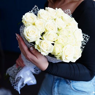Букет 15 белых роз 50см. Букет 15 белых роз 50см.
