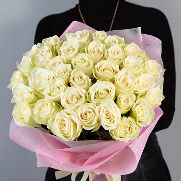Букет 35 белых роз Кения 40 см в упаковке Букет 35 белых роз Кения 40 см в упаковке