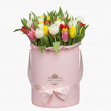 59 тюльпанов микс в большой розовой шляпной коробке №514 59 тюльпанов микс в большой розовой шляпной коробке №514