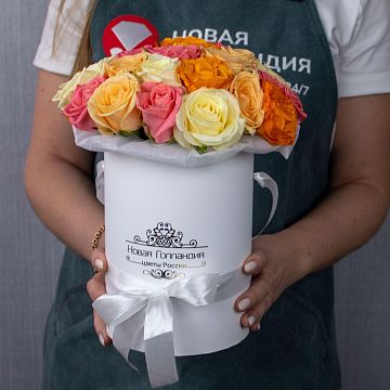 15 роз ассорти в маленькой белой коробке 15 роз ассорти в маленькой белой коробке