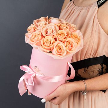 15 нюдовых роз в маленькой розовой шляпной коробке №340 15 нюдовых роз в маленькой розовой шляпной коробке №340