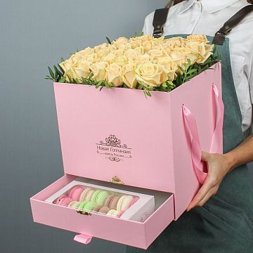 35 кремовых роз в большой розовой коробке шкатулке с макарунсами №471 35 кремовых роз в большой розовой коробке шкатулке с макарунсами №471