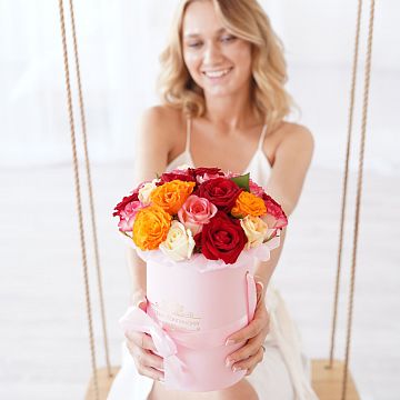 25 роз ассорти в маленькой розовой коробке 25 роз ассорти в маленькой розовой коробке