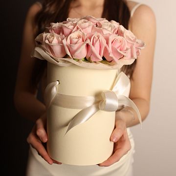 15 нюдовых роз в маленькой бежевой коробке 15 нюдовых роз в маленькой бежевой коробке
